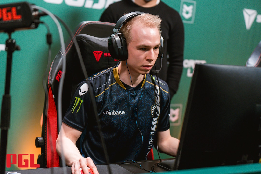 A very low pivot point, as shown by EliGE (Copyright: PGL | Joao Ferreira)