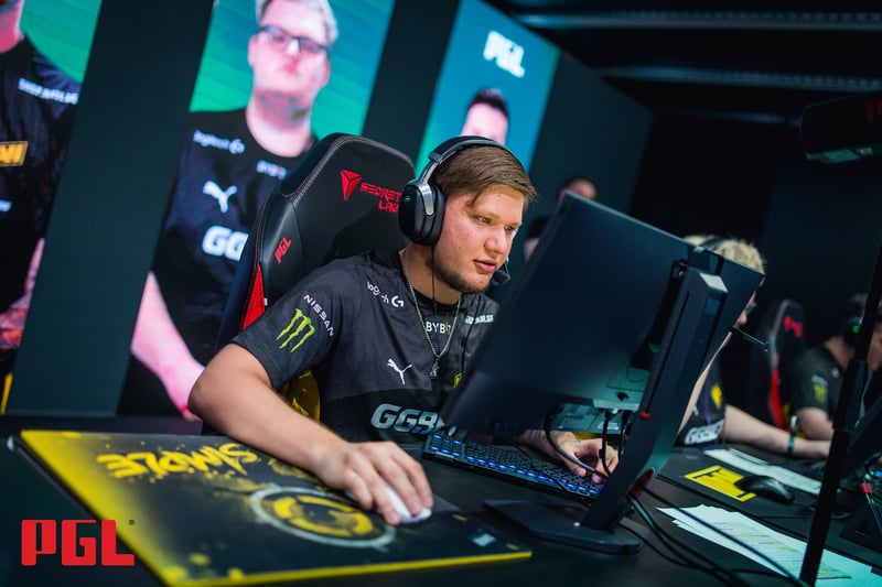 A medium pivot point, as shown by s1mple (Copyright: PGL | Joao Ferreira)