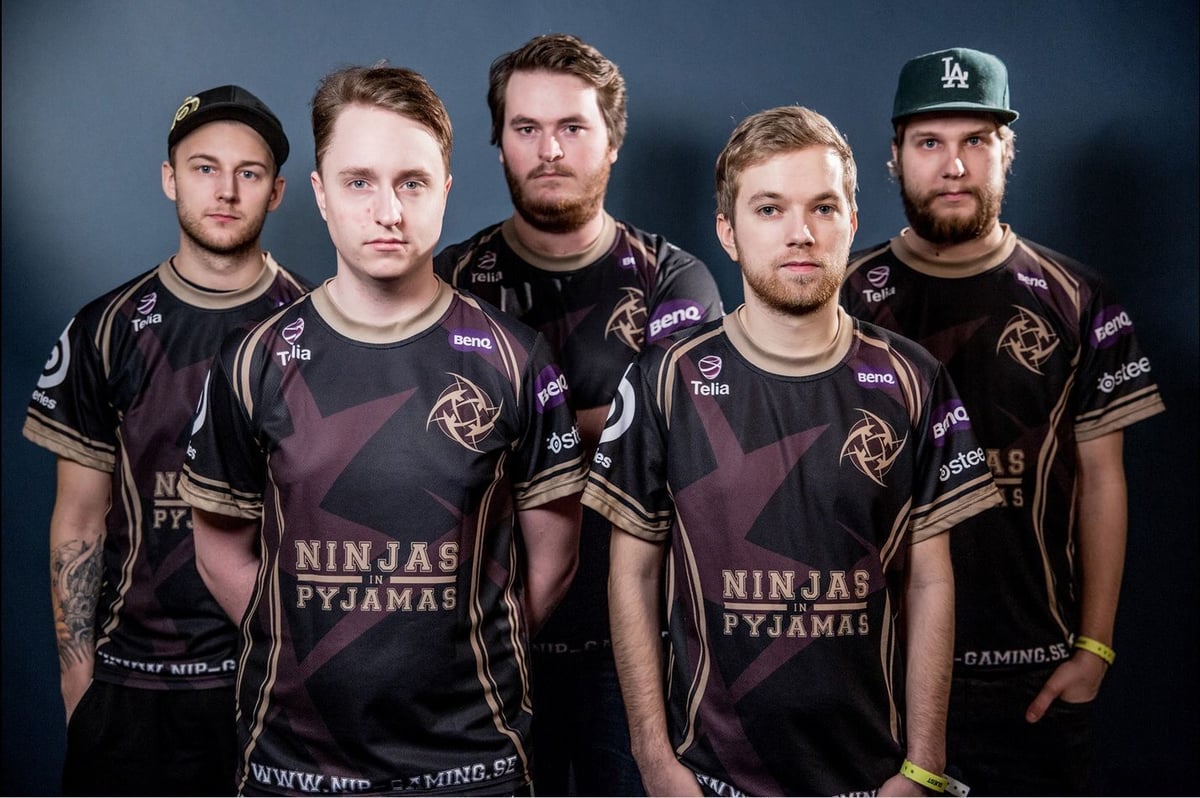 f0rest (1st from the left) in NiP