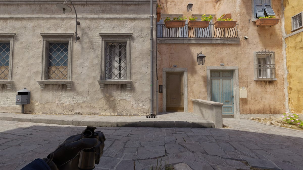 The player showing where to stand to throw the moto smoke on Inferno