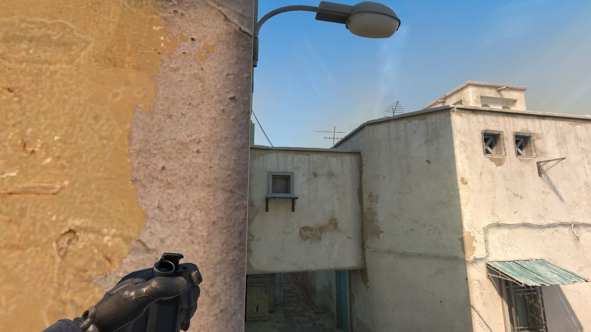 The player showing the lineup for the xbox smoke on Dust2